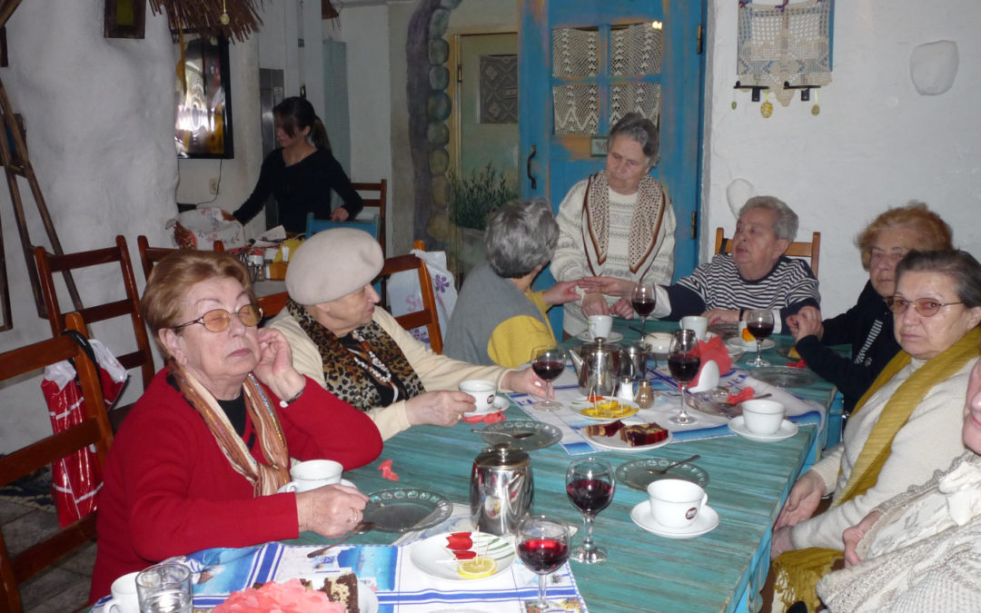Poczęstunek dla cioć i wujków z okazji Święta Niepodległości Grecji (2008)